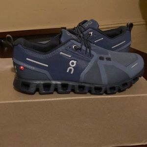 Woman’s on running shoes cloud 5 in waterproof metal and navy size 8